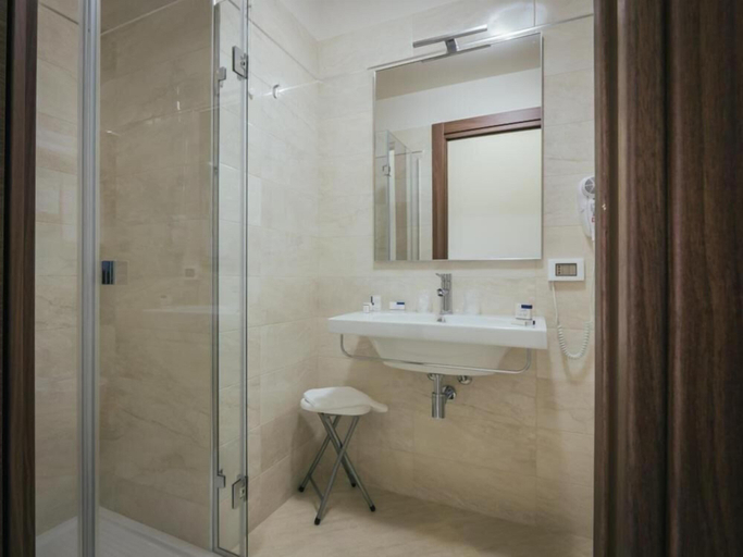 Bathroom 5, Costa Azul, Palermo