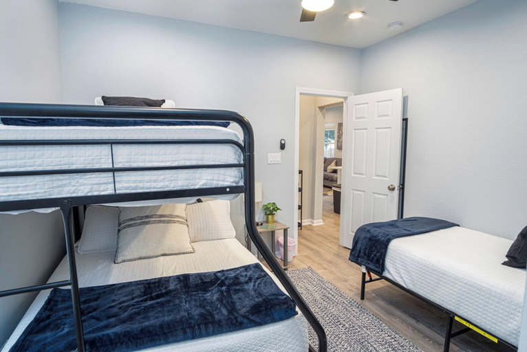 Bedroom 2, Don't Miss Dynamic 4br/2ba Near Jolly Riverwalk, Bexar