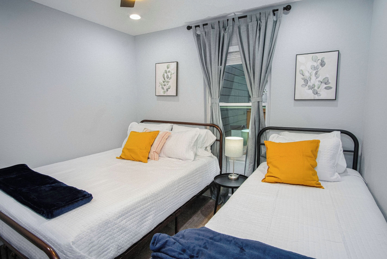 Bedroom 2, Exceptional 5BR So Close to Riverwalk and Downtown, Bexar