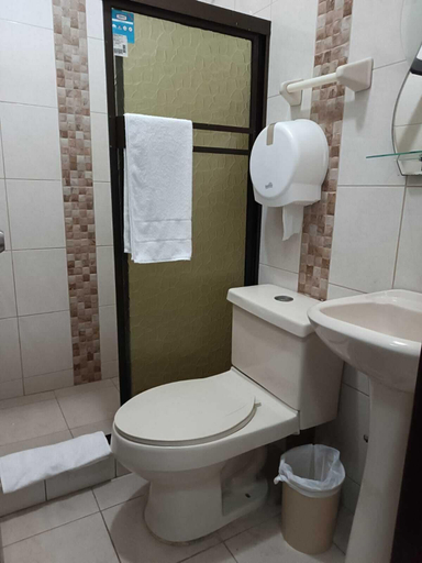 Bathroom 3, Hostal Bicentenario, Guayaquil