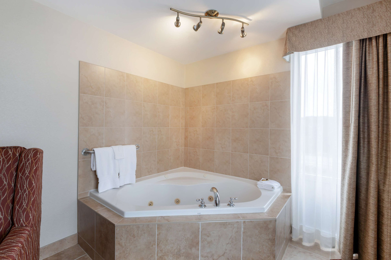 Bathroom 4, Best Western Plus Muskoka Inn, Muskoka