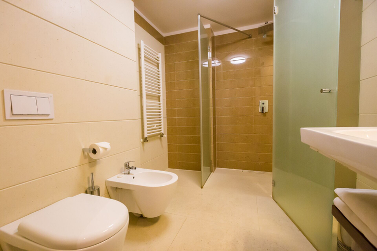 Bathroom 5, Duna Garden Hotel, Budapesti
