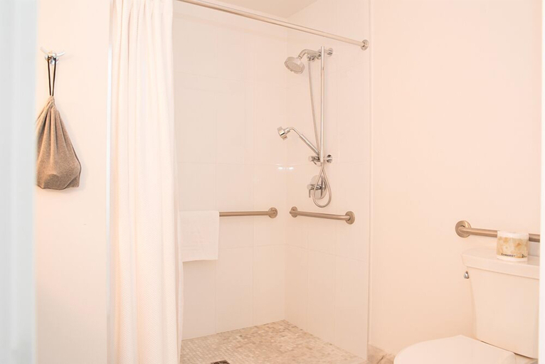 Bathroom 4, Qualicum Beach Inn, Nanaimo