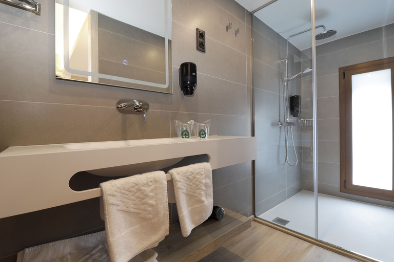 Bathroom 5, Hotel Montarto, Lleida