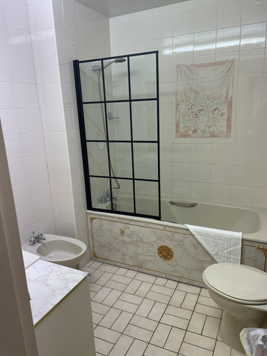 Bathroom 2, Remarkable 3-bed Apartment in London, London