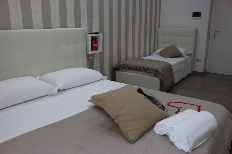 Bedroom 4, Philip Royal, Napoli