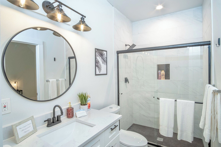 Bathroom 3, Spectacular 3 BR Plus 2 and a Half BA Apt Near Downtown, Bexar