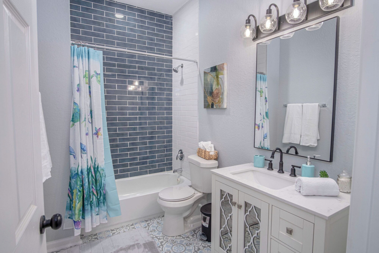 Bathroom 3, Captivating 4BR 2BA Home Near Awesome Downtown, Bexar