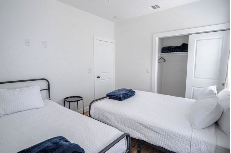 Bedroom 3, Experience Modern Luxury! 3br/2.5ba Home Near DT, Bexar
