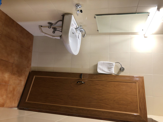 Bathroom 4, Hotel Saluja, Darjiling