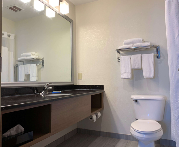 Bathroom 4, Best Western North Attleboro / Providence Beltway, Bristol