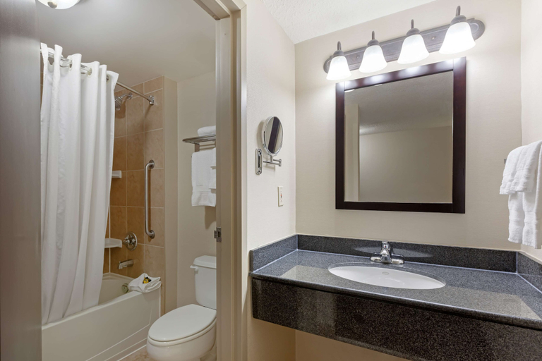 Bathroom 4, Best Western Plus Muskoka Inn, Muskoka