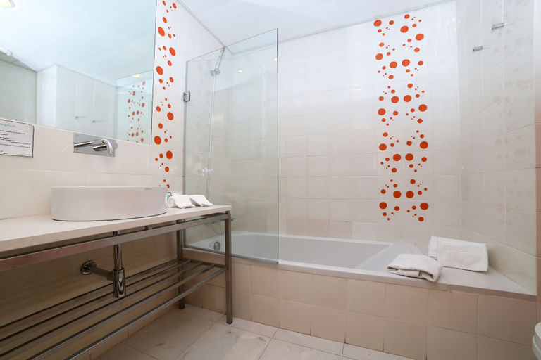 Bathroom 5, Hotel Praia, Nazaré