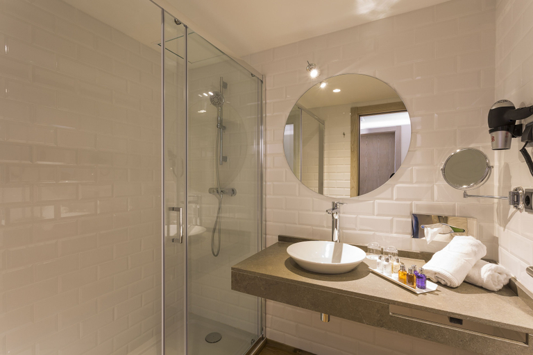 Bathroom 5, Grand Palladium White Island Resort & Spa, Baleares
