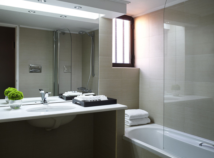 Bathroom 5, Golden Sun, Attica