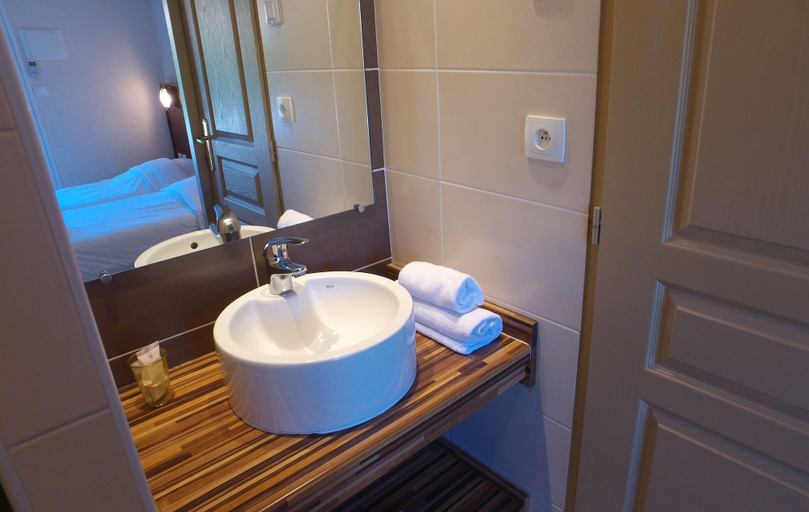 Bathroom 4, VVF Golfe de Saint-Tropez, Sainte Maxime, Var