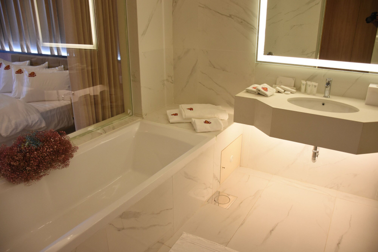 Bathroom 3, Saint Georges Hotel & Resort, Beirut