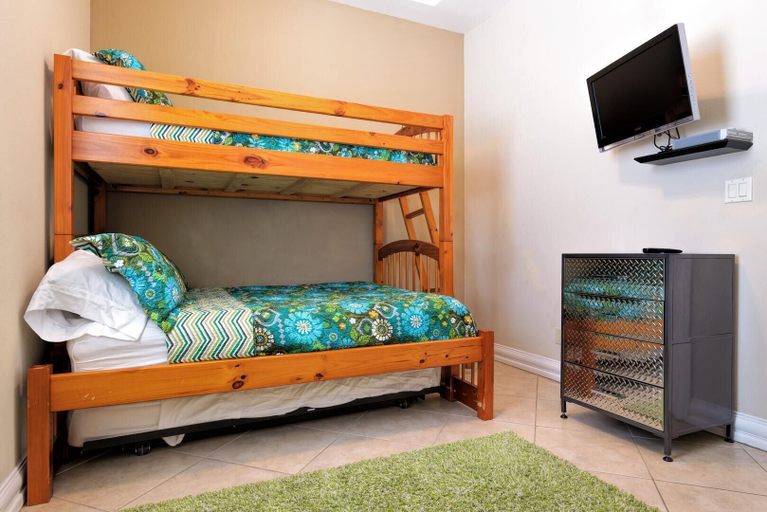Bedroom 3, Sleeps 6 in a 4plex w Pool, Only a Block to Beach, Cameron