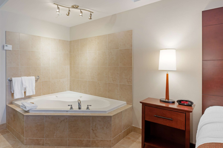 Bathroom 4, Best Western Plus Muskoka Inn, Muskoka