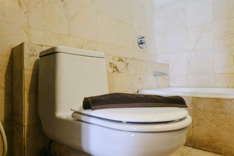 Bathroom 2, Homey And Spacious 3Br Apartment At Braga City Walk, Bandung