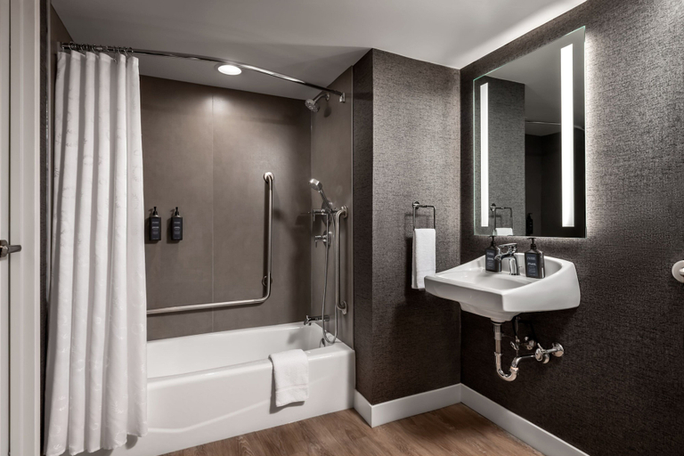 Bathroom 5, Sheraton Gateway Hotel In Toronto International Airport, Peel