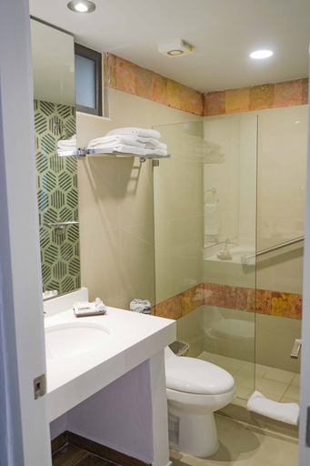 Bathroom 3, Luna Palace Hotel and Suites, Mazatlán