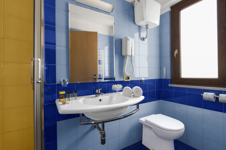 Bathroom 5, Hotel Leone, Napoli