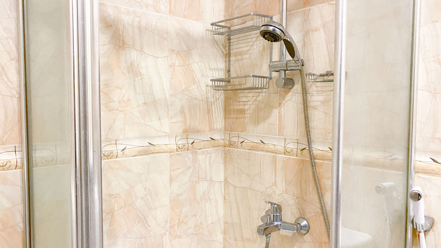 Bathroom 5, Homey and Comfort Stay 2BR Bellezza Apartment By Travelio, South Jakarta