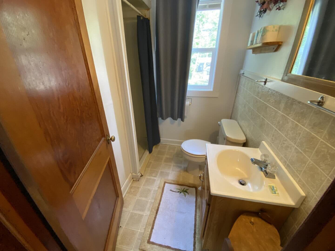 Bathroom 3, Lincolnwood Cabin 5, Washburn