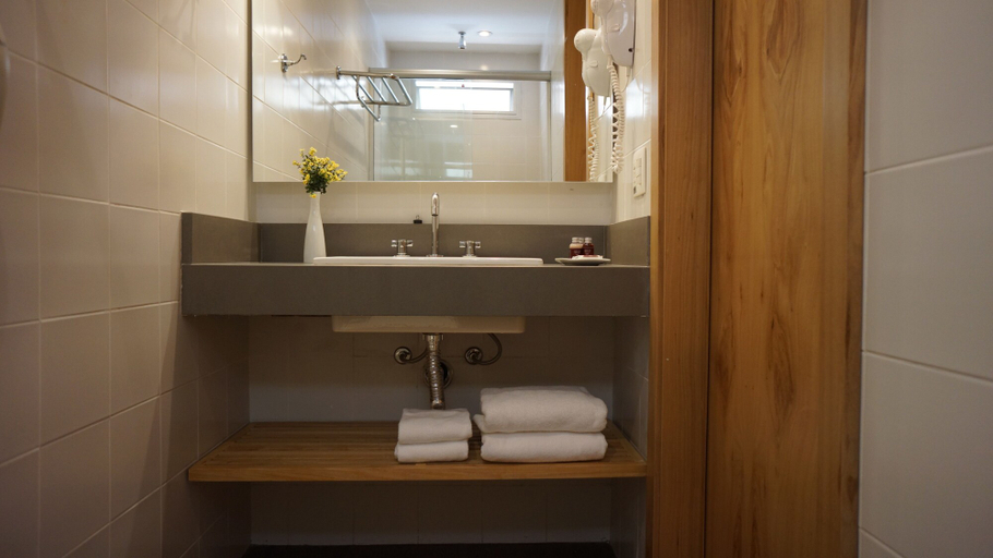 Bathroom 4, Ipanema Inn, Rio de Janeiro