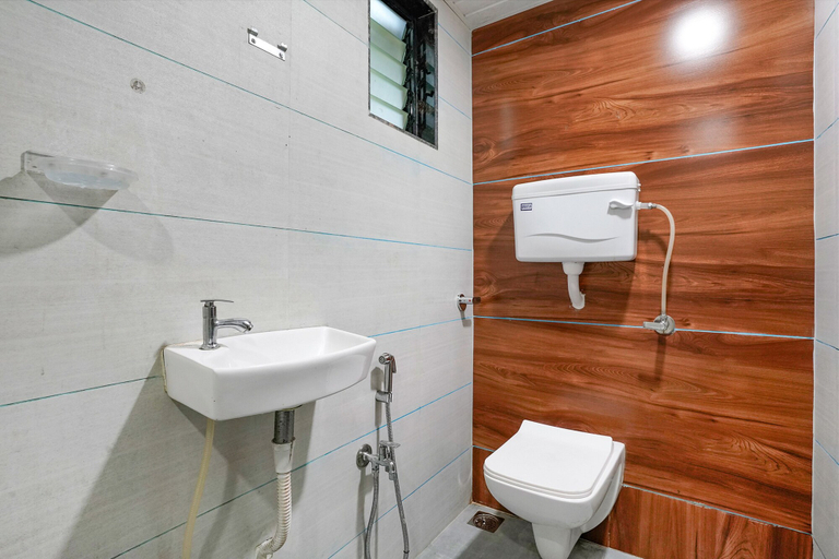 Bathroom, FabHotel White Gold, Thane