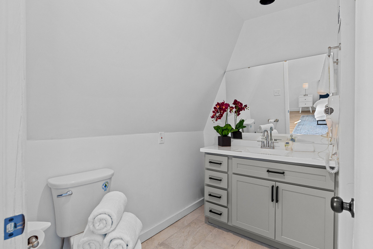 Bathroom 3, Cozy Family Getaway - JZ Vacation Rentals, Saint Louis