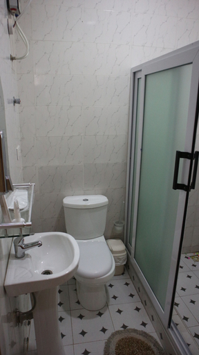 Bathroom 4, Crystal Premier Hotel, Ga East