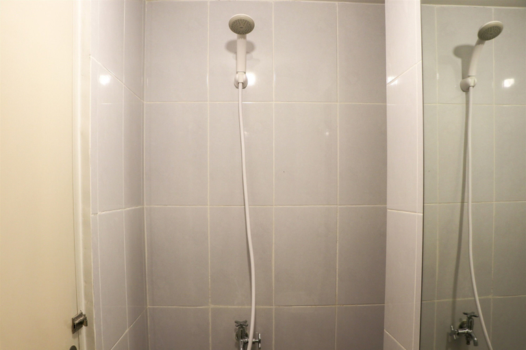 Bathroom 5, Nice And Homey Studio Tokyo Riverside Pik 2 Apartment, Tangerang