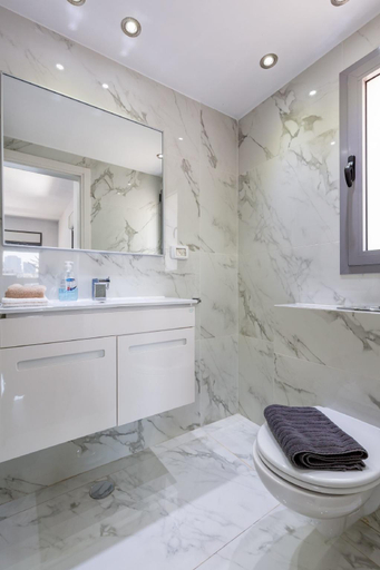 Bathroom 2, Hakovshim Miroir