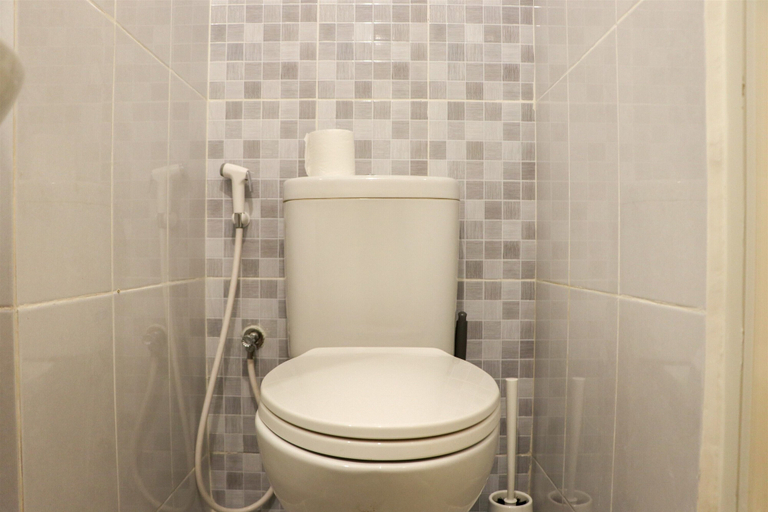 Bathroom 5, Nice And Homey Studio Tokyo Riverside Pik 2 Apartment, Tangerang