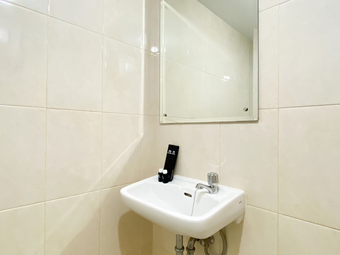 Bathroom 4, Restful And Simply Studio Springlake Summarecon Bekasi Apartment, Bekasi