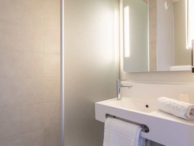 Bathroom 5, B&B HOTEL Saint-Martin-de-Crau Alpilles Camargue, Bouches-du-Rhône