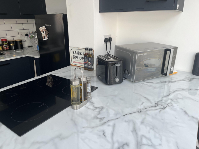 Others 5, Newly Refurbished 1-bed Apartment in Croydon Se25, London