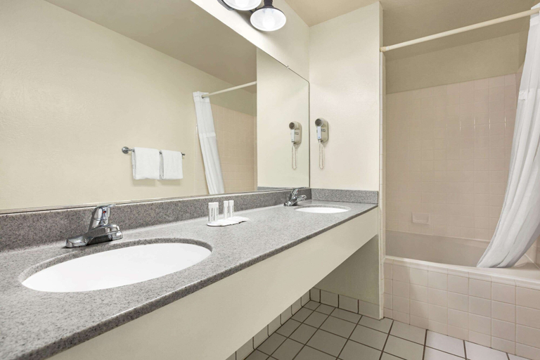 Bathroom 5, Baymont by Wyndham Fort Bragg, Mendocino