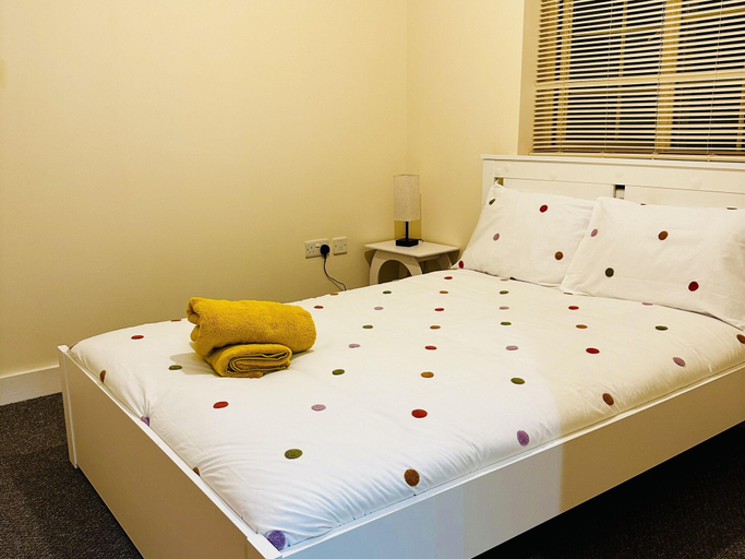 Room 2, Stunning 5-bed House in Peterborough, Host 15 g, Peterborough