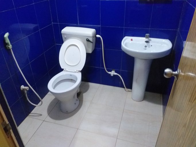 Bathroom 5, Erandi Holiday Home, Katana