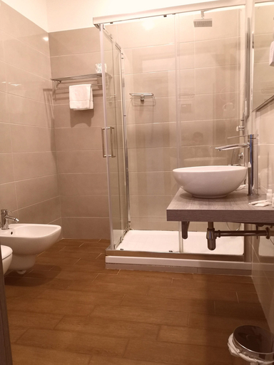 Bathroom 5, Hotel Academy, Rome