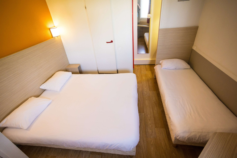 Bedroom 3, Hotel Premiere Classe Cherbourg - Tourlaville, Manche