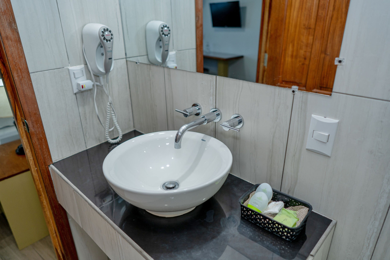 Bathroom 5, Hotel Casazul, Flores