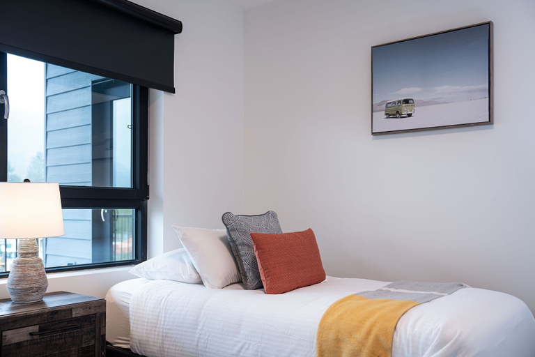 Bedroom 2, RevelStoked Getaway by Revelstoke Vacation, Columbia-Shuswap