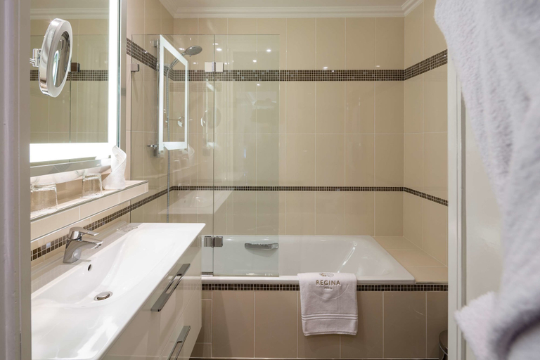 Bathroom 4, Hotel Regina Louvre, Paris