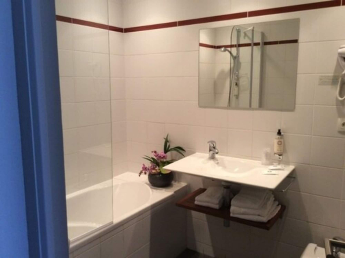Bathroom 4, Best Western Le Duguesclin, Côtes-d'Armor