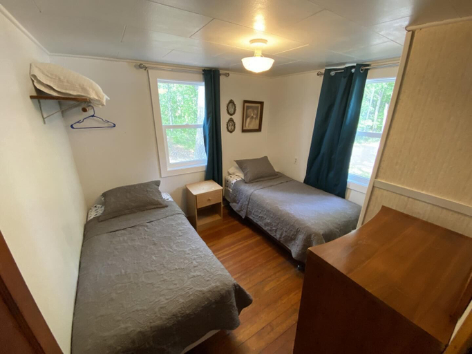 Bedroom 2, Lincolnwood Cabin 5, Washburn
