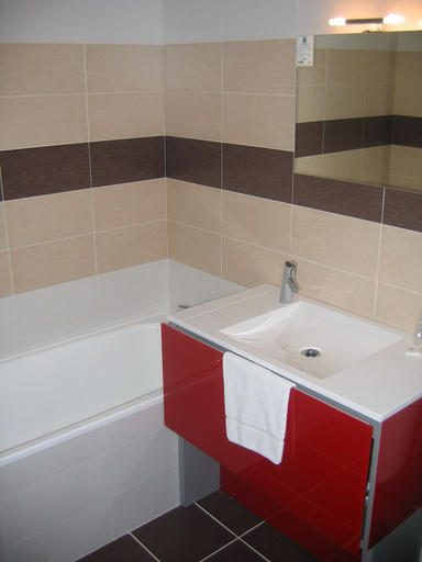 Bathroom 5, ibis Styles Annecy Gare Centre, Haute-Savoie